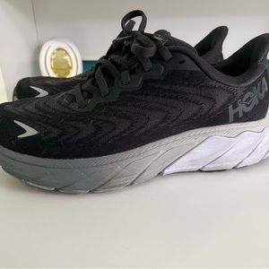 Hoka Arahi black / white womans size 6 sneaker